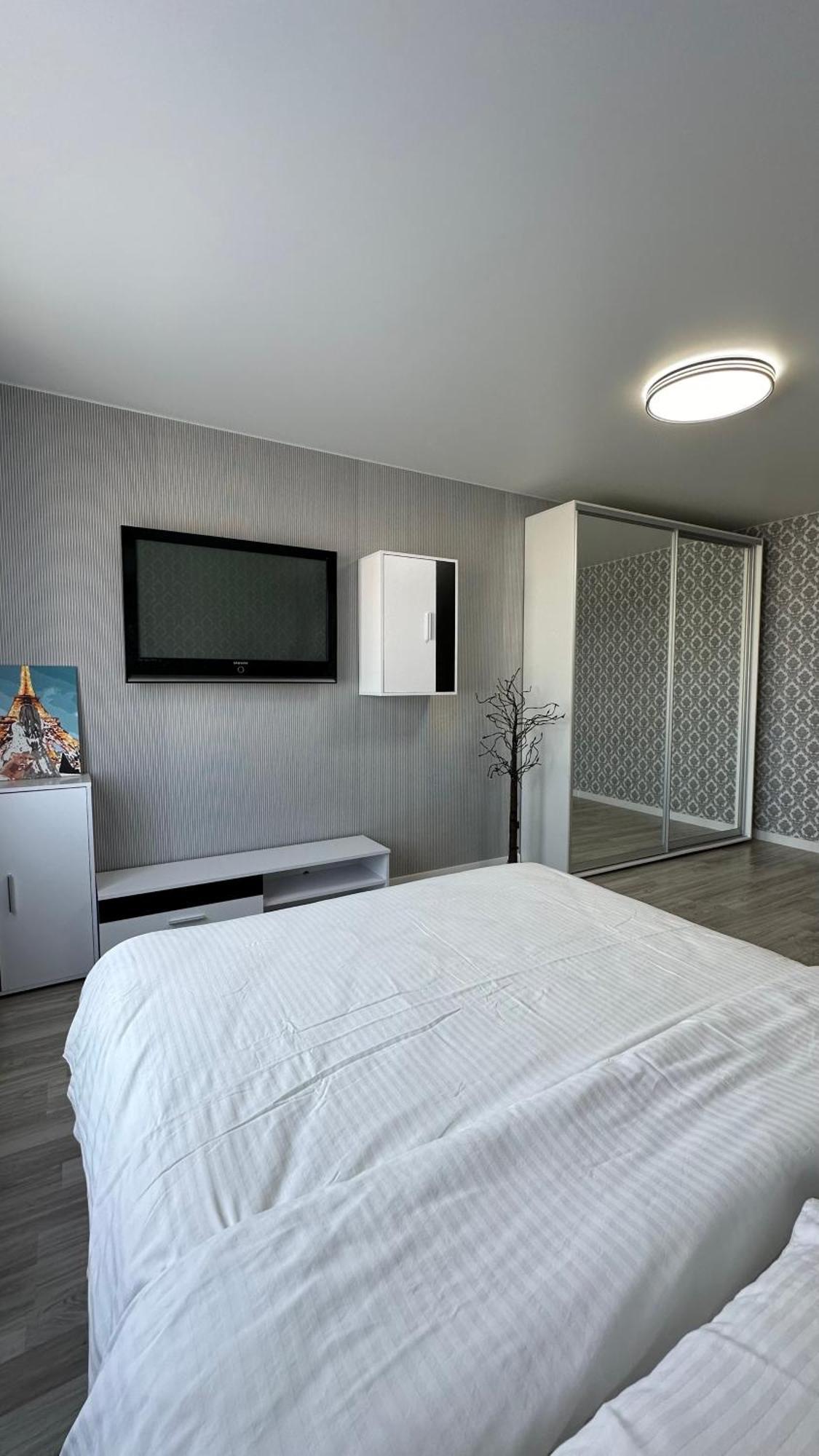 є генератор 1кім осокорки вул бориса гмирі 20 жк патріотика Apartment Kyiv